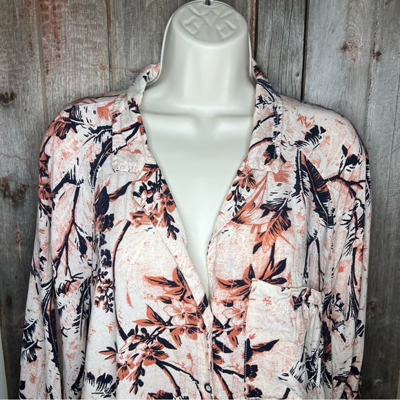 Free People We the Free It’s a Vibe Button Up Shirt Retro Floral Hawaiian Medium - Picture 3 of 13